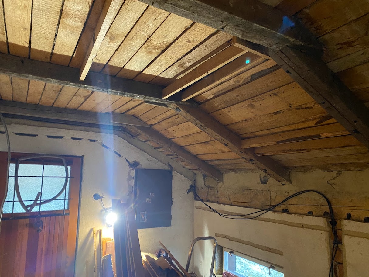 Rekonstrukce vstupní chodby, bourací práce, elektroinstalace, zateplení, výměna oken a dveří a oken, omítky, sádrokartón, podlaha. Kompletní rekonstrukce na Ostravici ve Frýdku - Místku