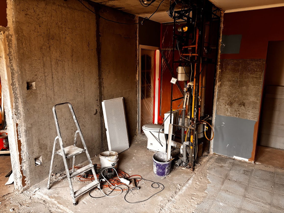 Komplektní rekonstrukce bytového jádra ve Frýdku - Místku, bourací práce, vyklízecí práce, vyzdění nového jádra, elektroinstalace, voda a odpady, omítky obklady dlažby, montáž sprchového koutu, vodovodních baterií, osvětlení a ostatních zřizovacích předmětů.